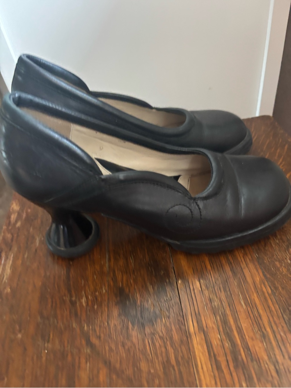 Fluevog Black Lily Vintage F Sole Pumps Size 9